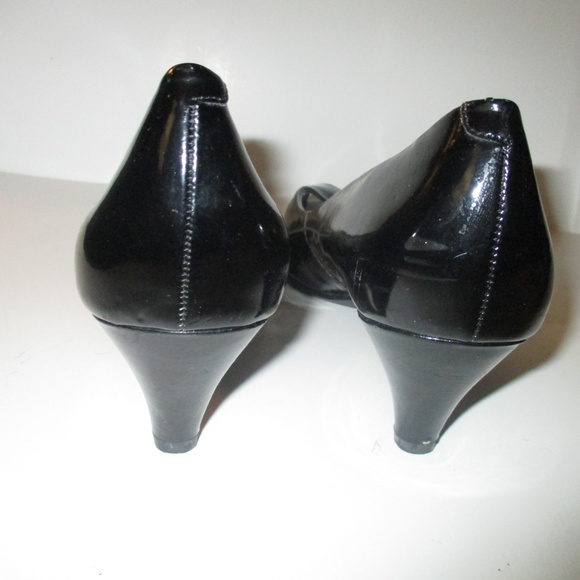 BCBG Vintage Black Patent V-cut Peep Toe Pumps - Picture 5 of 8